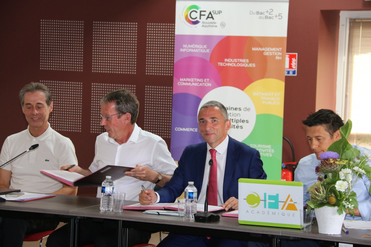 Alain Texier, Yves Jean, Philippe Diaz et Stephane Gilot signant a convention CFA Académique / CFA Sup NA